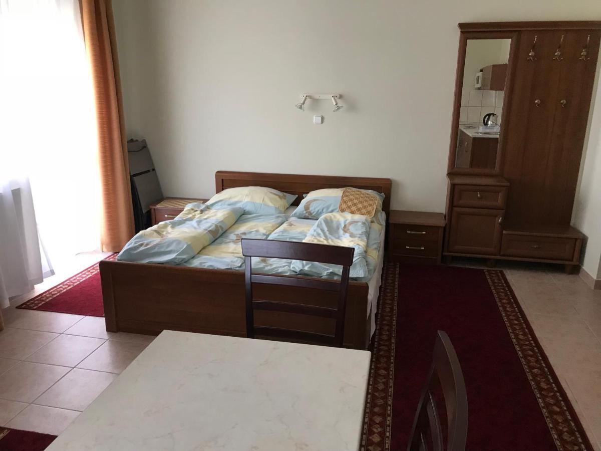Bed and Breakfast Izabella Panzio à Hajdúszoboszló Extérieur photo