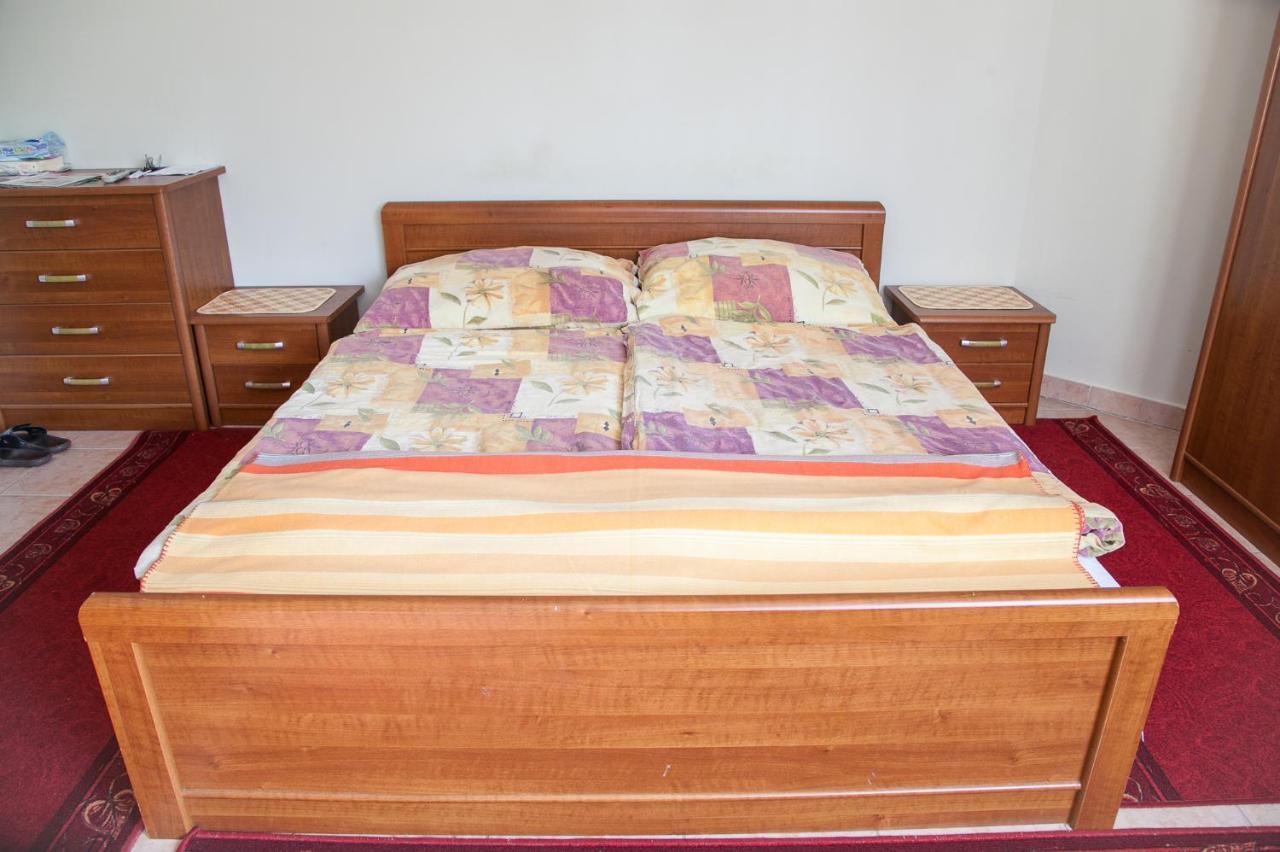 Bed and Breakfast Izabella Panzio à Hajdúszoboszló Extérieur photo