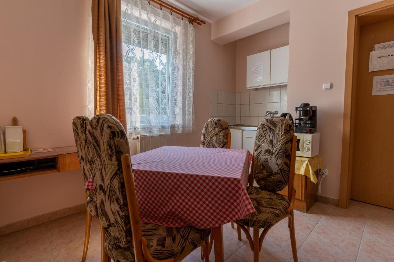 Bed and Breakfast Izabella Panzio à Hajdúszoboszló Extérieur photo
