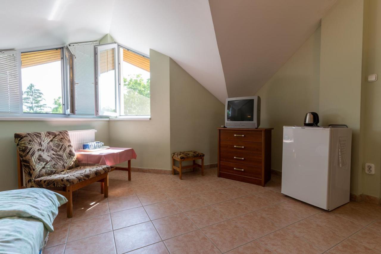 Bed and Breakfast Izabella Panzio à Hajdúszoboszló Extérieur photo