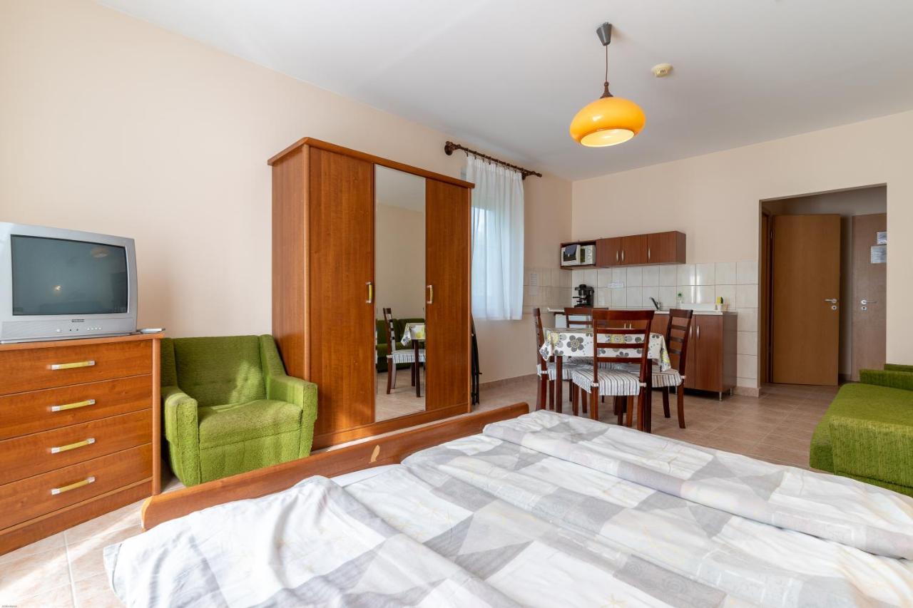 Bed and Breakfast Izabella Panzio à Hajdúszoboszló Extérieur photo