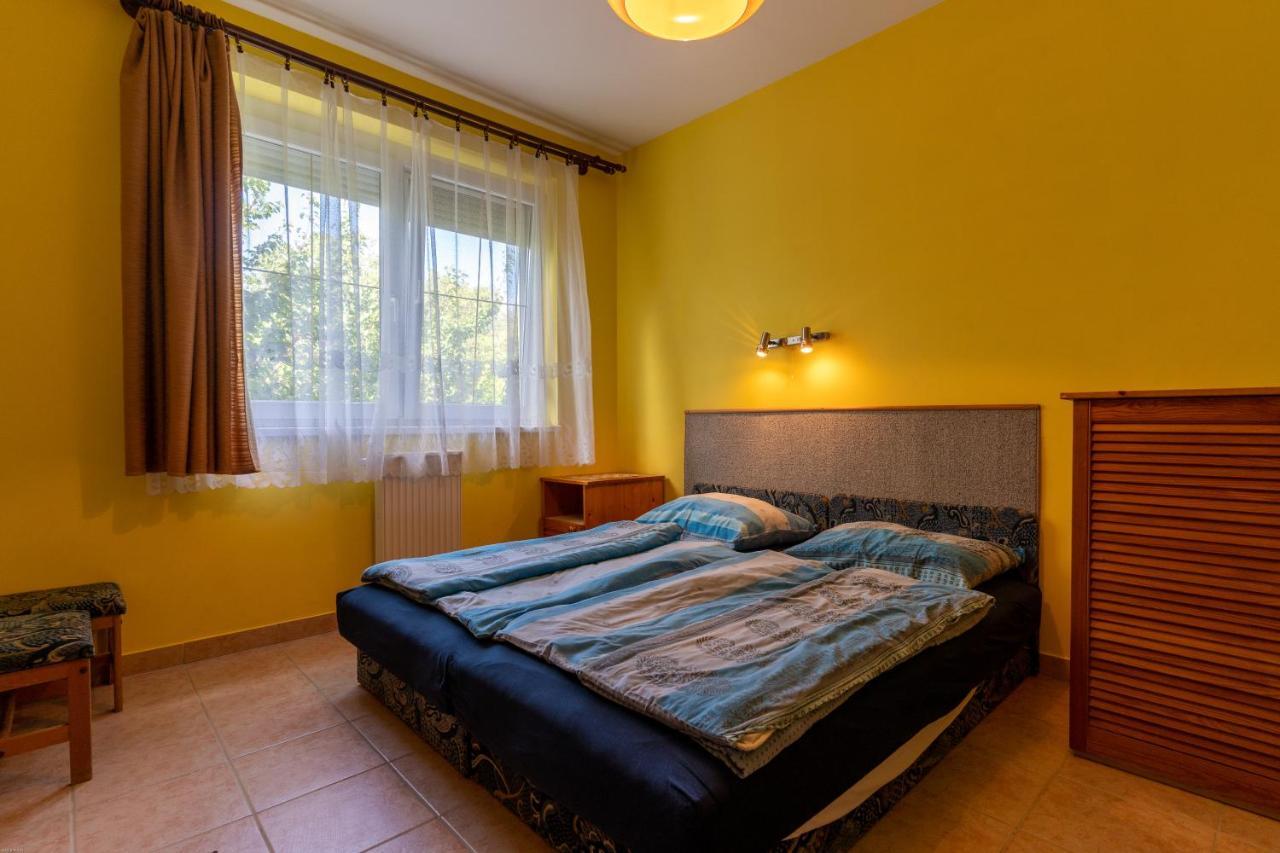 Bed and Breakfast Izabella Panzio à Hajdúszoboszló Extérieur photo