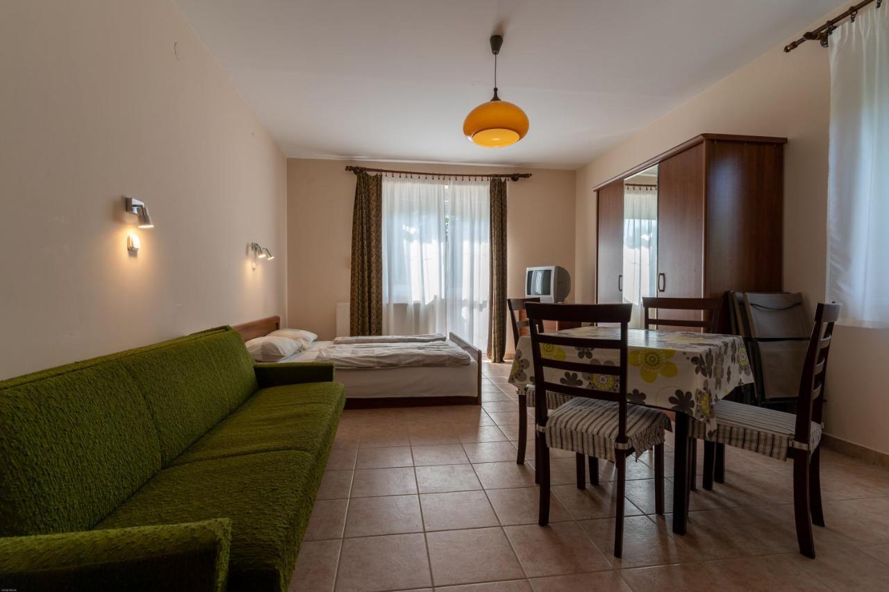 Bed and Breakfast Izabella Panzio à Hajdúszoboszló Extérieur photo