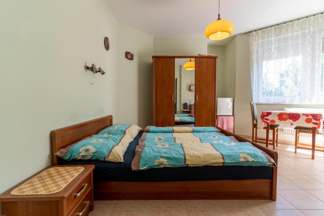 Bed and Breakfast Izabella Panzio à Hajdúszoboszló Extérieur photo