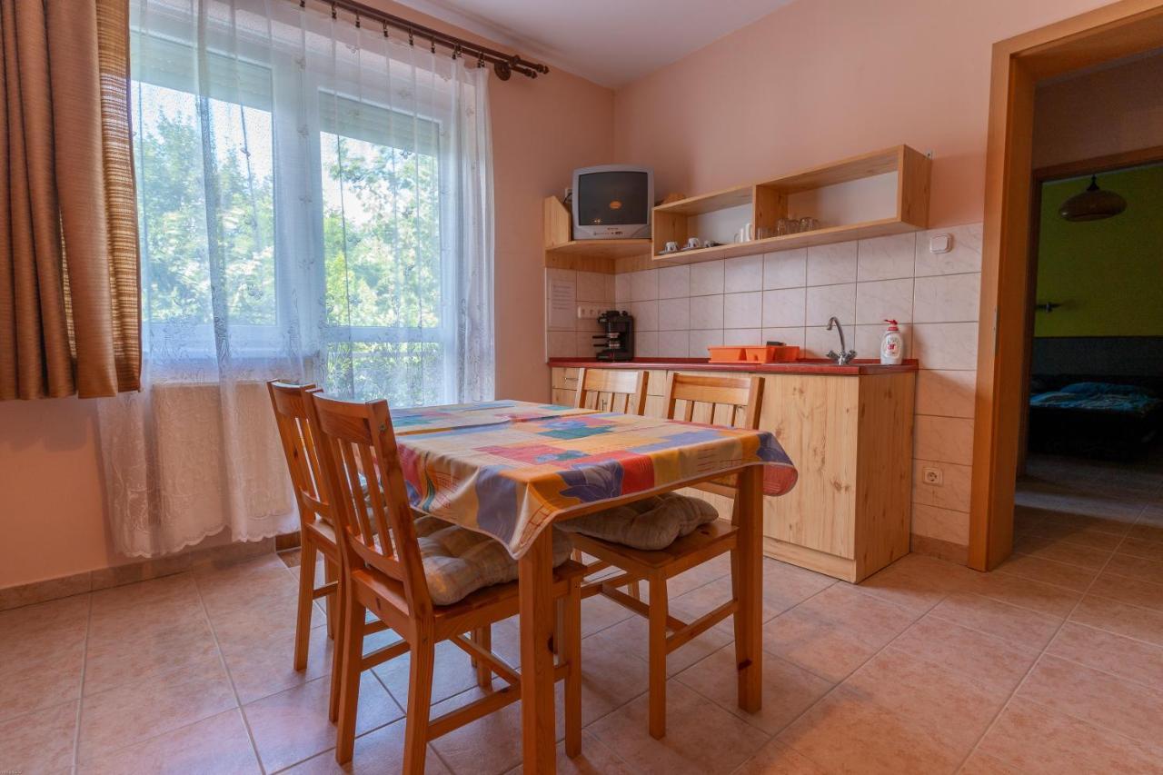 Bed and Breakfast Izabella Panzio à Hajdúszoboszló Extérieur photo