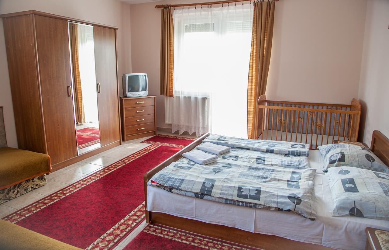 Bed and Breakfast Izabella Panzio à Hajdúszoboszló Extérieur photo