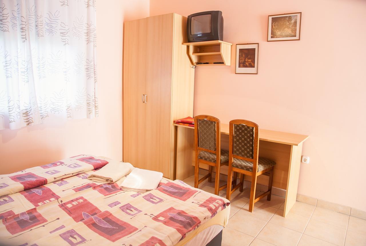 Bed and Breakfast Izabella Panzio à Hajdúszoboszló Extérieur photo
