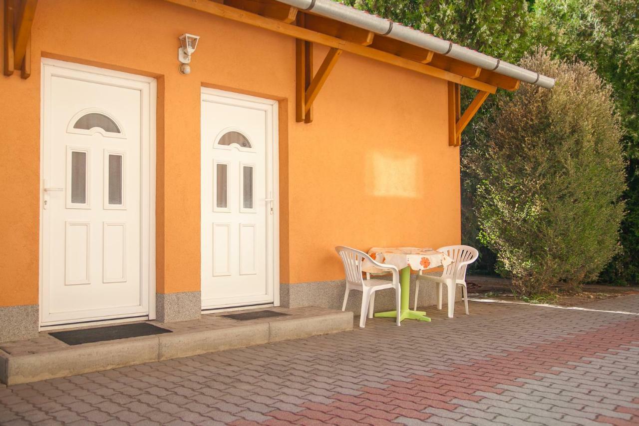 Bed and Breakfast Izabella Panzio à Hajdúszoboszló Extérieur photo