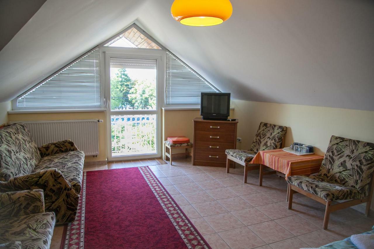 Bed and Breakfast Izabella Panzio à Hajdúszoboszló Extérieur photo
