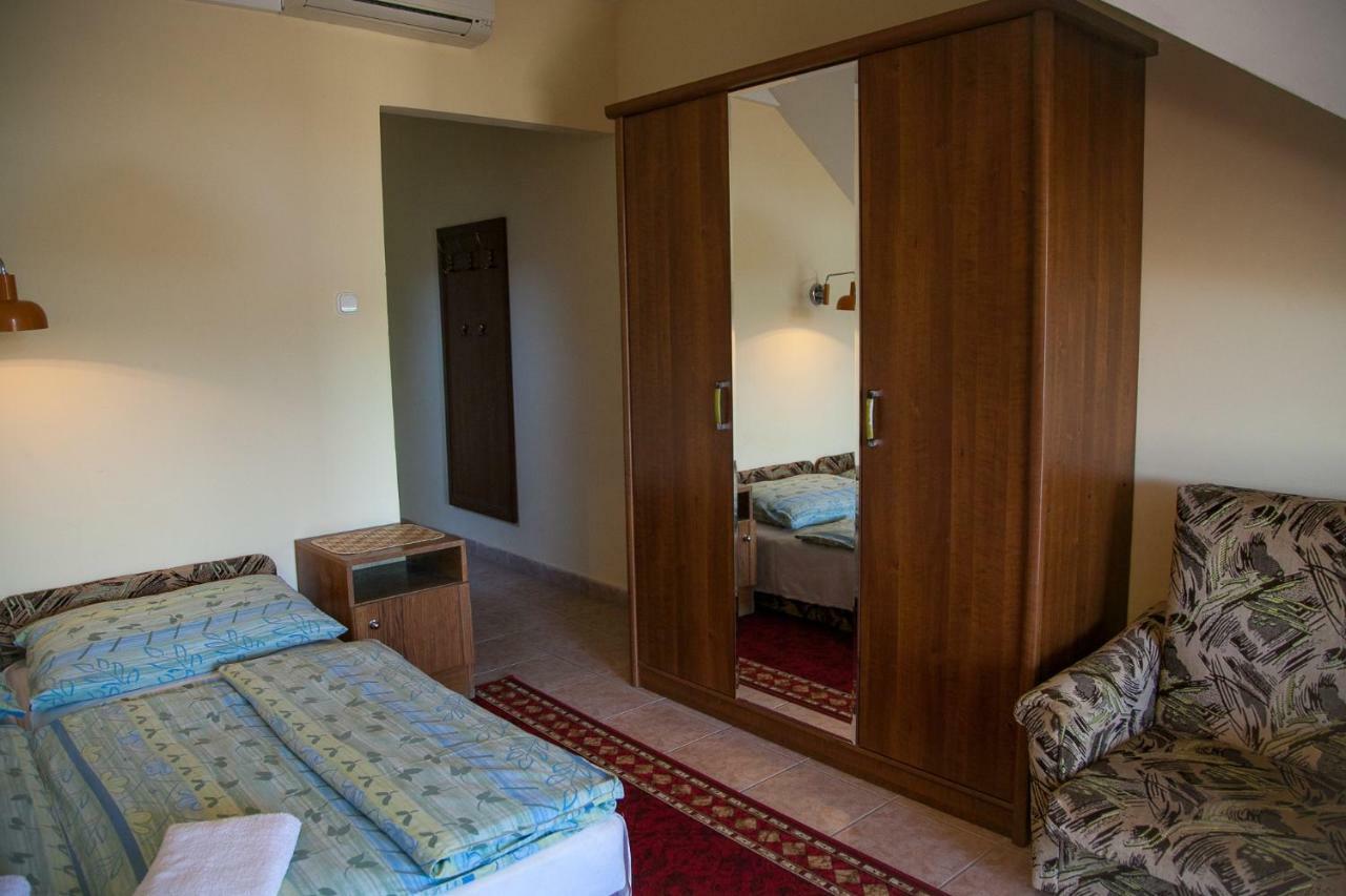 Bed and Breakfast Izabella Panzio à Hajdúszoboszló Extérieur photo